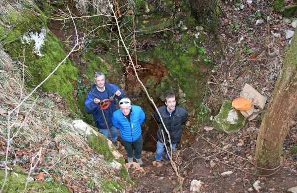 Jaka Jakofčič, Albert Ličan in Luka Biščak (z leve) pri vhodu v 
Fedrigov dihalnik, globok 90 metrov, ki so ga jamarji vztrajno 
kopali slabo leto in se skozenj prebili do struge Reke v Škocjanskih 
jamah.  

