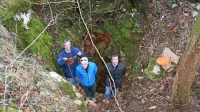 Jaka Jakofčič, Albert Ličan in Luka Biščak (z leve) pri vhodu v 
Fedrigov dihalnik, globok 90 metrov, ki so ga jamarji vztrajno 
kopali slabo leto in se skozenj prebili do struge Reke v Škocjanskih 
jamah.  

