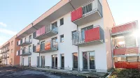 Starostniki čakajo, ogromna nova stavba pa sameva: absurdni situaciji še ni videti konca.