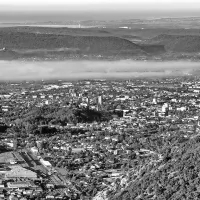 Gorica in Nova Gorica pod oblaki. Vse fotografije v knjigi so v 
črno-beli tehniki. 