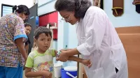 Ljudem v Venezueli pomagajo humanitarne organizacije, med 
njimi Caritas Venezuela (na sliki). 