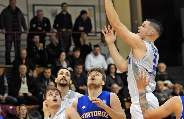 Košarkarji Plame pur (v svetlih dresih) so naredili korak proti 
končnici za napredovanje, Portorožane pa čaka še težka bitka za 
obstanek.