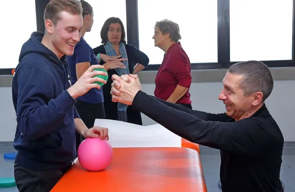 Fizioterapija si poleg najsodobnejših aparatov pomaga tudi s 
kopico pripomočkov za rehabilitacijo različnih bolnikov.  