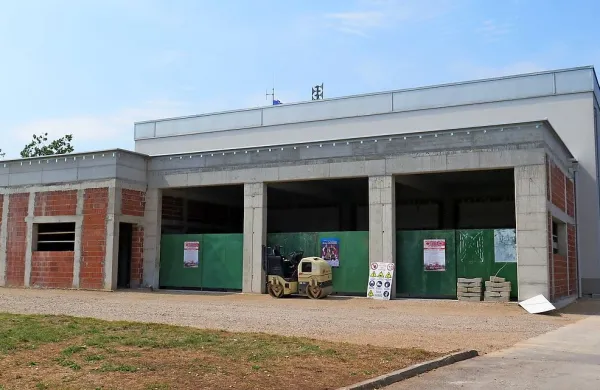 Občina bo za dokončanje prizidka gasilskega doma v Materiji  letos  
(poleg že porabljenih 114.000) zagotovila še 245.000 evrov.  Razpis 
za izvajalce bo izšel marca, zaključek del pa bo predvidoma do  
konca leta.    