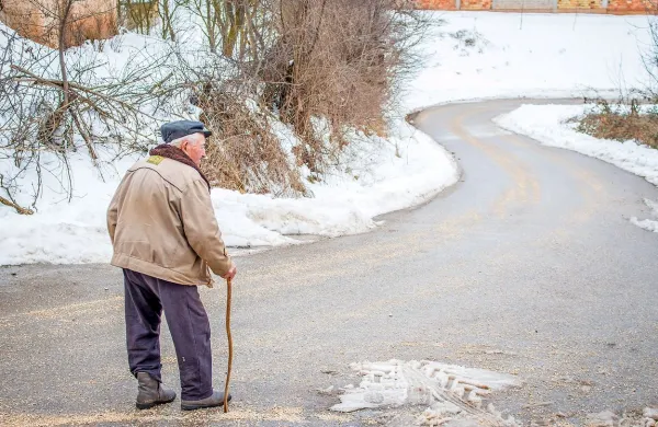 Kako naj starejši občan, ki komaj hodi, iz svoje zakotne vasi gre do zdravnika, v trgovino, na občino? 