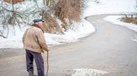 Kako naj starejši občan, ki komaj hodi, iz svoje zakotne vasi gre do zdravnika, v trgovino, na občino? 