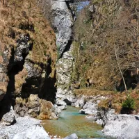 Hudičev most bo dobil novo leseno vozišče, korita pa medtem 
urejajo in vzdržujejo. 