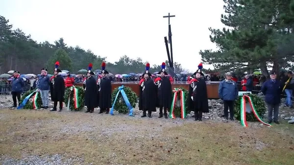 Nedeljsko zborovanje ob dnevu spomina na žrtve fojb in eksodus 
Italijanov pri Bazovici.