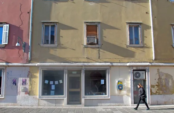Po naših informacijah naj bi poslovni prostor na Prešernovem trgu  
mikal koprsko občino. 