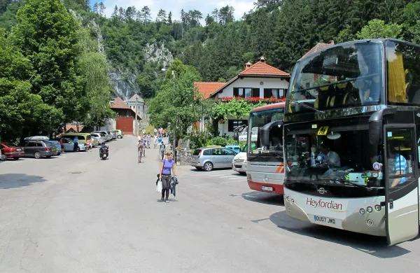 V Predjami so zlasti v turistični sezoni vozila parkirana  vse povprek, saj je  parkirišč premalo.