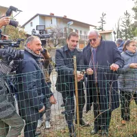 Žico so prerezali, a gradnja brvi se odmika