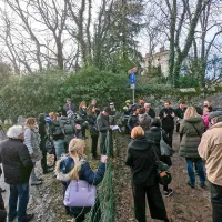 Žico so prerezali, a gradnja brvi se odmika