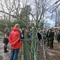 Žico so prerezali, a gradnja brvi se odmika