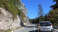 Lani nameščene mreže čez največjo skalo v Zali dobro lovijo 
kamenje, DRSI pa nepripravljena rine v gradnjo galerije.