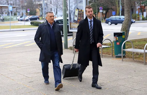 Hrvat Franjo Keleminović (levo) se je današnjega   predobravnavnega naroka na novogoriškem okrožnem sodišču udeležil z 
odvetnikom Romanom Završkom. 