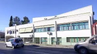 OŠ Dante Alighieri, v kateri deluje tudi vrtec,   od leta 2007 vodi Simona Angelini.