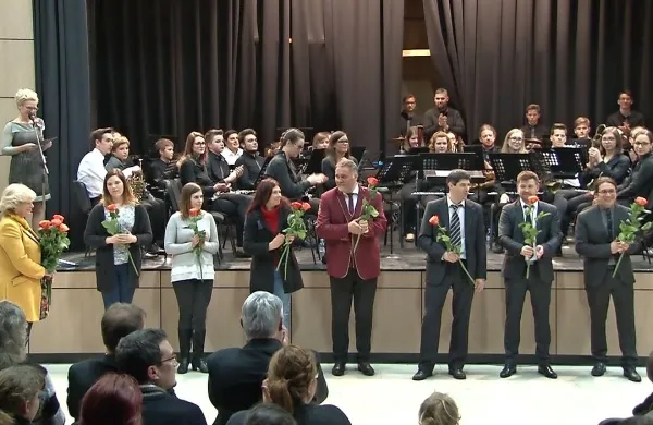Vodja sežanske območne izpostave Vladislava Navotnik se je ob koncu zahvalila dirigentom in mentoricam povirskih mažoretk.