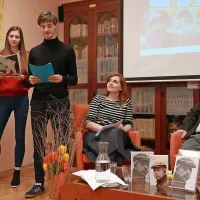 V Kopru so nekaj pesmi iz Prévertovega  prvenca Besede v izvirniku 
in  prevodu prebrali študenta s Fakultete za humanistične študije  
Ana Novak in Lan Rahne ter  gimnazijka  Nikolina Trendov.
