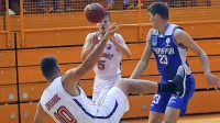 Portoroške košarkarje (v beli opravi) čaka še trnova pot do 
drugoligaškega obstanka.