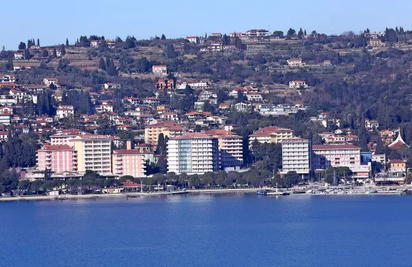 Vlada ustavlja prodajo Istrabenzovih hotelov v slovenski Istri. 
Zasežene delnice družbe Istrabenz Turizem bo Dutb prenesla na 
posebno družbo.