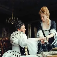 Olivia Colman in Emma Stone v zgodovinski kostumski “burki” Najljubša.