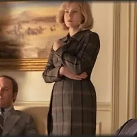 Christian Bale v vlogi Dicka Cheneyja (desno) in njegovega 
mentorja Donalda Rumsfelda (Steve Carrel). V sredini ponovno 
izjemna Amy Adams, v vlogi Cheneyjeve žene. 