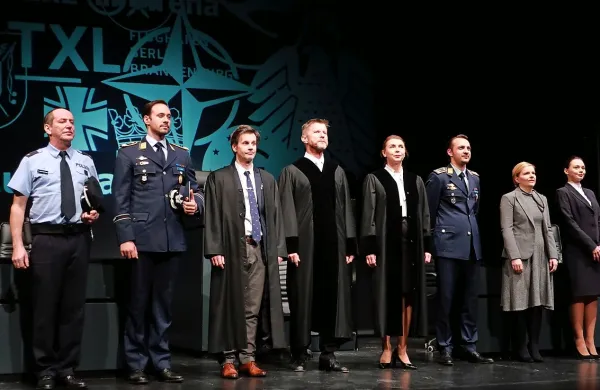 Igralci med predstavo Teror gledališko dvorano spremenijo v 
sodno dvorano. 