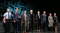 Igralci med predstavo Teror gledališko dvorano spremenijo v 
sodno dvorano. 