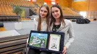 Rebeka Kozlovič (levo) in Janja Žibret sta od predsednika države 
Borita Pahorja v dar prejeli knjigi Ivana Cankarja.  