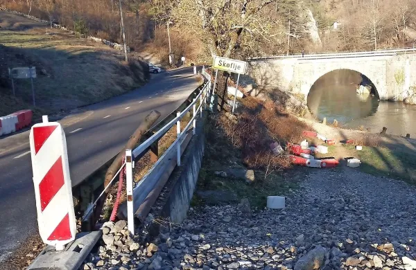Neznanci so s cestišča pri škofeljskem mostu odstranili ležeče 
ovire ter jih zmetali na obrežje Reke. Z ovirami  so odgovorni želeli 
preprečiti vožnjo tovornjakov s priklopniki, ki so povzročili 
popokanje mostu.  