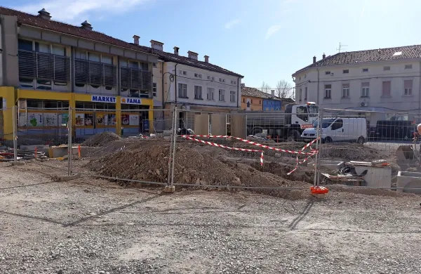 Prenovljeni trg bo ob arheoloških ostalinah ponujal prostor za 
druženje, ob pešpoti in kolesarski stezi bo čezenj tekel tudi 
promet. 
