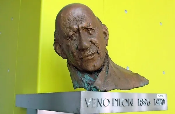 Novega lastnika išče tudi doprsni kip Vena Pilona v bronu, delo 
akademskega kiparja Mirsada Begića.
