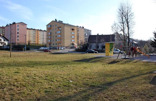 Na tem 5000 kvadratnih metrov velikem zemljišču naj bi do 
začetka leta 2021 zrasla nova enota postojnskega vrtca v dveh 
etažah.