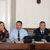 Komandir Policijske postaje Piran Aleš Kordič (desno) poziva Pirančane, naj v lokale vpeljejo  videonadzor. 
Ob njem  Ensad Nadarević, pomočnik za kriminaliteto PP Piran, in Anita Leskovec (PU Koper).  

