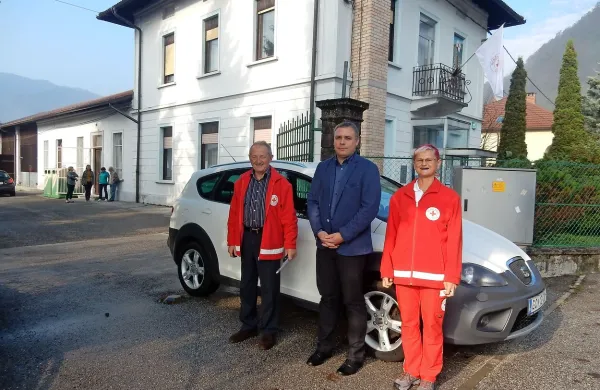 Predsednik območnega združenja RK Rafael Šuligoj (levo), Matjaž Kos in Marjanca Velišček.
