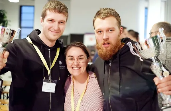 Matej Pelicon (levo), Anita Lozar in Sebastijan Lamut iz  Pivovarne Pelicon po prejemu nagrade za naj 
pivo dogodka v Budimpešti.