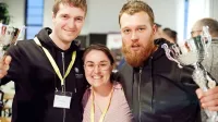 Matej Pelicon (levo), Anita Lozar in Sebastijan Lamut iz  Pivovarne Pelicon po prejemu nagrade za naj 
pivo dogodka v Budimpešti.