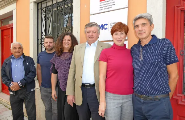 Člani SD Koper (z desne): Mladen Čehovin, predvidoma nova 
predsednica Natalija Gulič, aktualni predsednik Marjan Križman, 
Mojca Kleva Kekuš, Gregor Gulič in  Guido Bertok