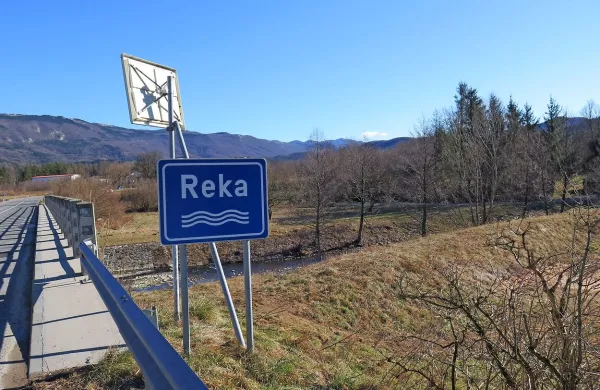 Ob reki Reki in Pivki ministrstvo omejuje pašo, košnjo in kmetovanje. Še v 80. letih pa je bilo to območje obdelano.