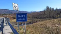 Ob reki Reki in Pivki ministrstvo omejuje pašo, košnjo in kmetovanje. Še v 80. letih pa je bilo to območje obdelano.