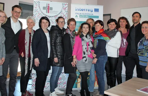 Ekipa postojnske porodnišnice, ki sodeluje v čezmejnem projektu 
(na fotografiji), je na včerajšnjem srečanju v Postojni izkušnje in 
dobre prakse izmenjala z italijanskimi kolegi.