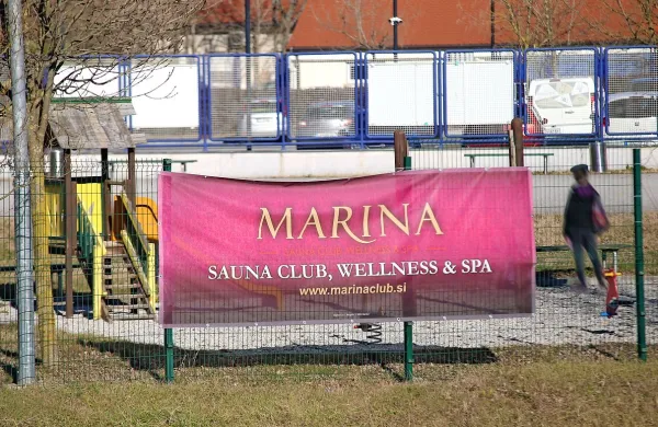 Transparent za Marino, kamor so pred nekaj tedni vdrli specialci,  
na ograji otroškega igrišča v Rožni Dolini. 
