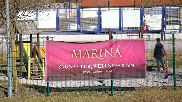 Transparent za Marino, kamor so pred nekaj tedni vdrli specialci,  
na ograji otroškega igrišča v Rožni Dolini. 