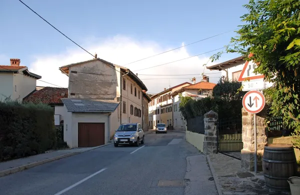 Cesta mimo Kojskega bo še posebej blagodejna za stanovalce hiš 
ob zožitvi sredi  naselja.