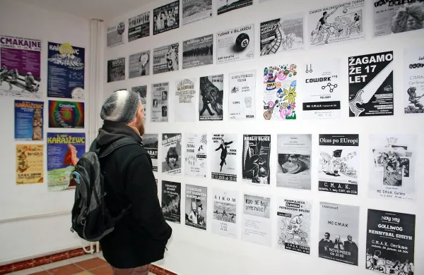 Na razstavi v galeriji Križišče  je na ogled  več sto plakatov,  ki so v minulih 22 letih vabili na raznovrstne klubske dogodke.