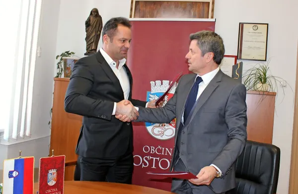 Pogodbo za gradnjo prizidka je župan Igor Marentič (desno) včeraj podpisal s Tinetom Vadnalom,
direktorjem Kolektor Kolinga, ki je doslej v občini že izvajal več večjih projektov.