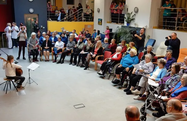 Z včerajšnjim odprtjem demenci prijazne točke v Domu starejših 
občanov ne začenjajo, temveč nadaljujejo večletno delo na 
področju demence. 