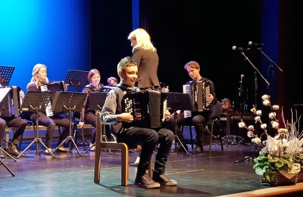 Ismail Čejvanovič je na koncertu tudi sam zaigral na harmoniko. 
Mnogim pa je pomagal, da bolje razumejo osebe z avtizmom. 