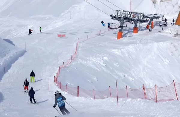 Na Kaninu  v teh dneh smuča od 500 do 800 ljudi na dan.