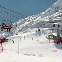 Na Kaninu  v teh dneh smuča od 500 do 800 ljudi na dan.